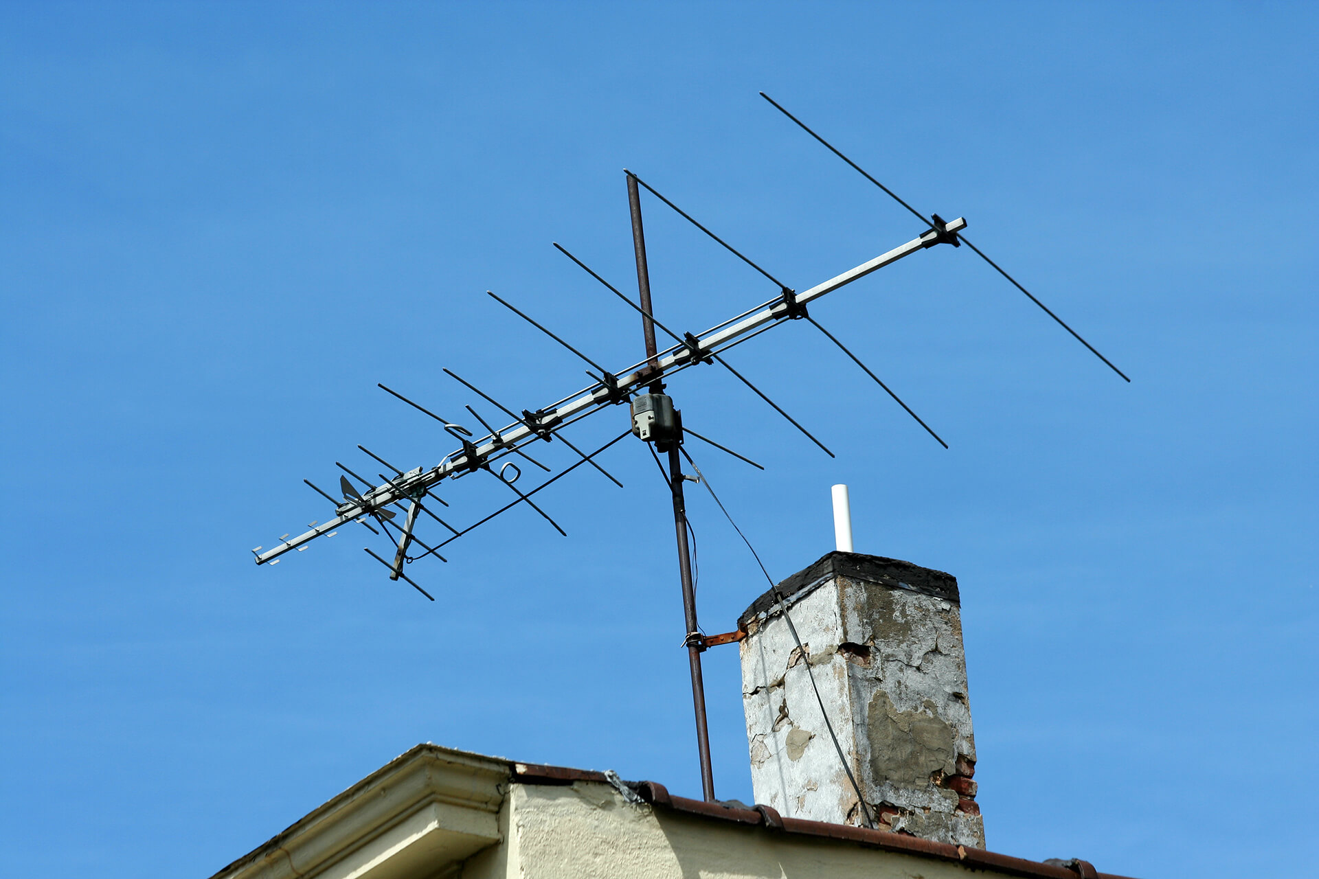 Pose d'antenne et parabole à Avrillé en Vendée par remaud Lambert